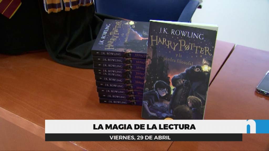 Lee más sobre el artículo Más de un centenar de estudiantes lee ‘Harry Potter y la piedra Filosofal’ en el Ayuntamiento