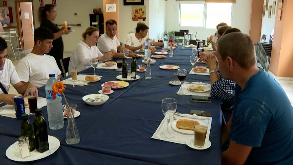 Lee más sobre el artículo La alcaldesa desayuna con los alumnos del curso de pintura