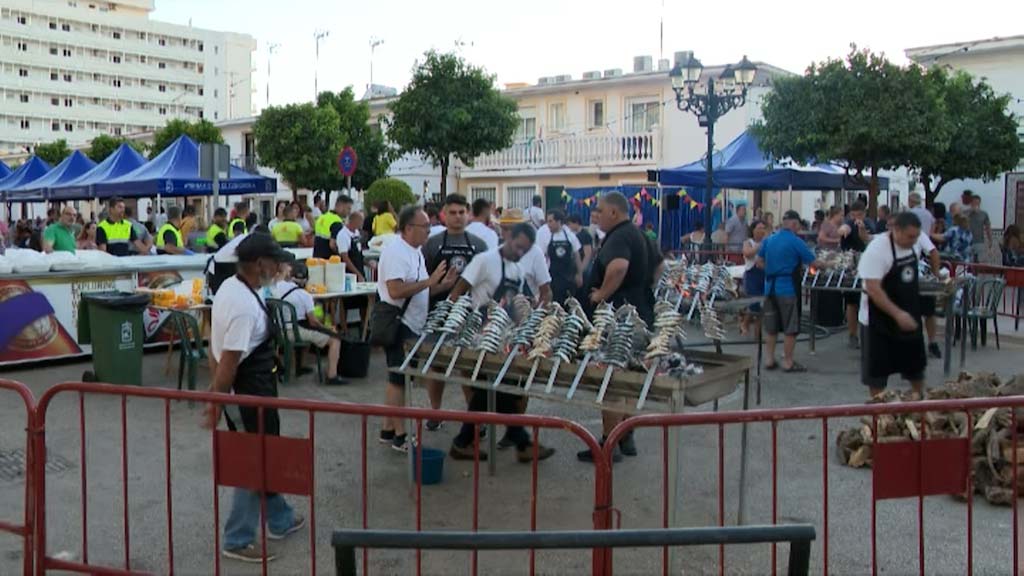 Lee más sobre el artículo Cientos de personas participan en la ‘sardinada’ de la barriada Virgen del Carmen