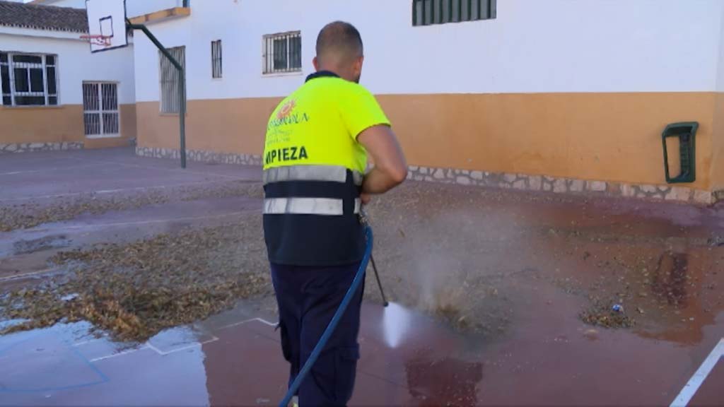 Lee más sobre el artículo El Ayuntamiento baldea los colegios de la Escuela de Verano