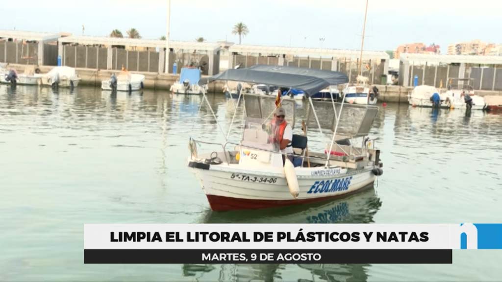 Lee más sobre el artículo Fuengirola dispone de embarcaciones para la limpieza de natas y residuos en el agua