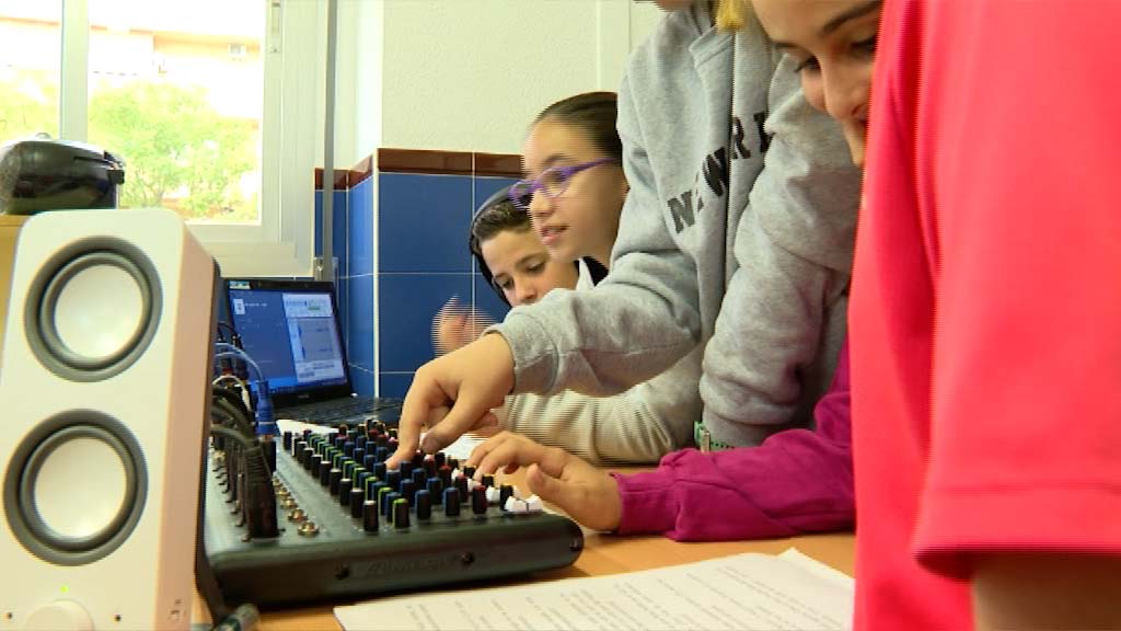 Lee más sobre el artículo Los alumnos del CEIP Valdelecrín aprenden a elaborar un programa de radio