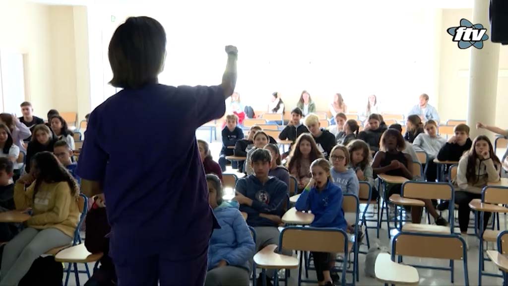 Lee más sobre el artículo El IES Eduardo Janeiro realiza para su alumnado talleres sobre el alzheimer en colaboración con AFA