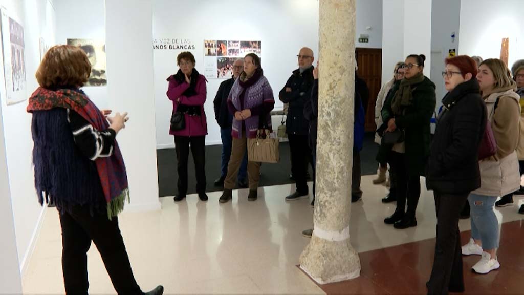 Lee más sobre el artículo Los escoltas, protagonistas de la última proyección de la exposición “La Voz de las Manos Blancas”