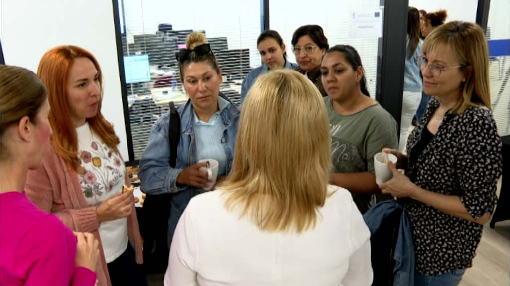 Lee más sobre el artículo La alcaldesa visita cursos de formación en El Boquetillo