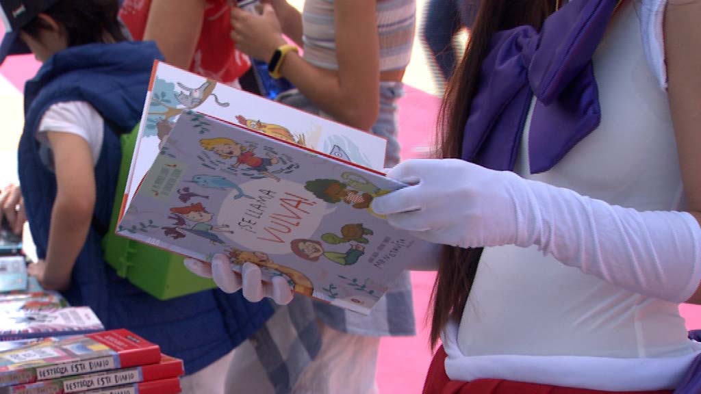 Lee más sobre el artículo Entrevistamos a la autora fuengiroleña del cuento “Rafa y su corazón calcetín”