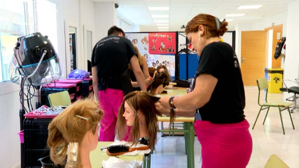 Lee más sobre el artículo La alcaldesa visita el Curso de Peluquería del programa Edusi