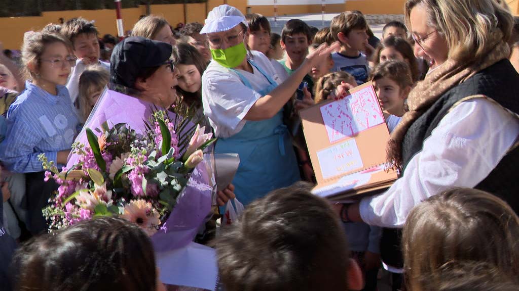 Lee más sobre el artículo El Colegio Los Boliches homenajea en un acto a su cocinera María Fernández