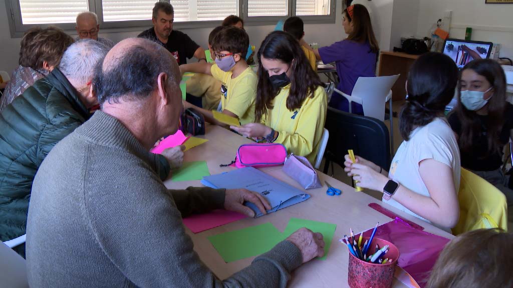 Lee más sobre el artículo Vuelve el Taller Intergeneracional entre el Colegio Valdelecrín y AFA Fuengirola-Mijas Costa