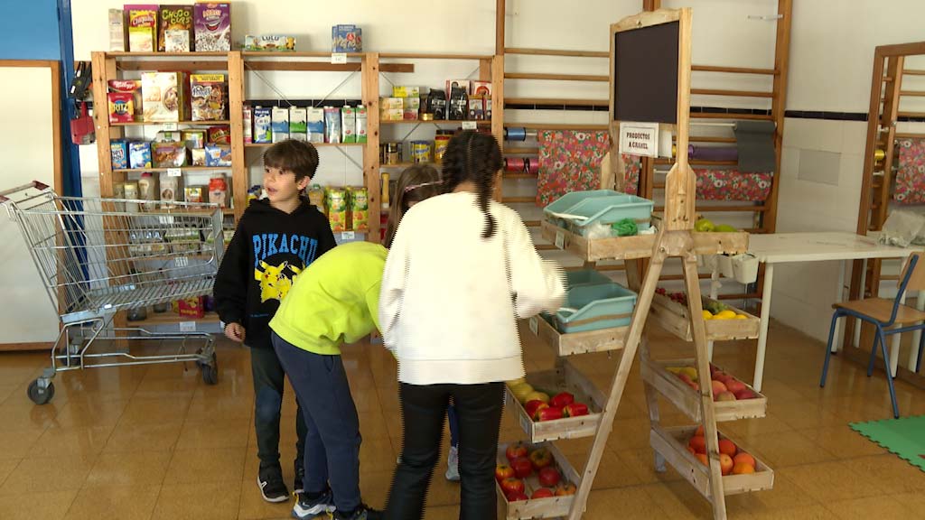 Lee más sobre el artículo El Colegio Andalucía monta un supermercado para una clase especial de cálculo manipulativo