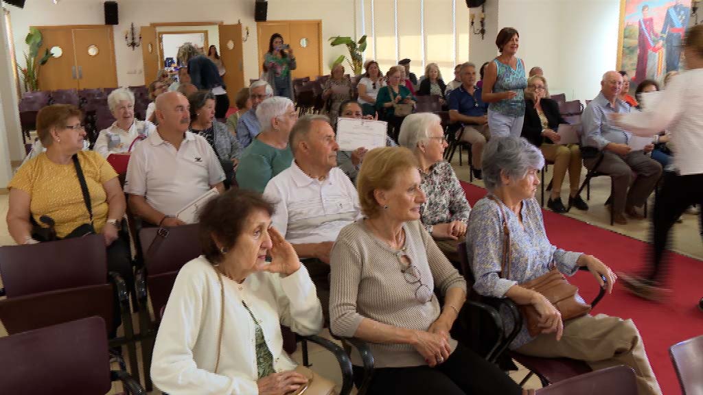 Lee más sobre el artículo La alcaldesa entrega diplomas a los participantes en cursos de 3ª Edad