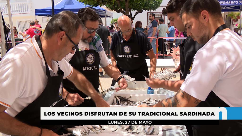 Lee más sobre el artículo Cientos de vecinos disfrutan de la sardinada en el barrio Virgen del Carmen