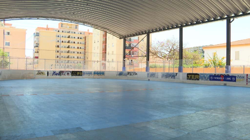 Lee más sobre el artículo Crean una pista de hockey bajo la cubierta del colegio Los Boliches