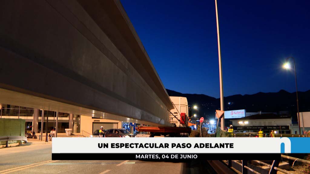 Lee más sobre el artículo Cortan al A7 para colocar las vigas de las pasarelas que la atraviesan