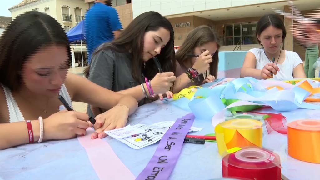 Lee más sobre el artículo Estudiantes de ESO de la ciudad participan en una yinkana con motivo del Día Internacional por los derechos LGBTIQ