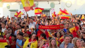 Miles de fuengiroleños celebran en las calles la Eurocopa de España
