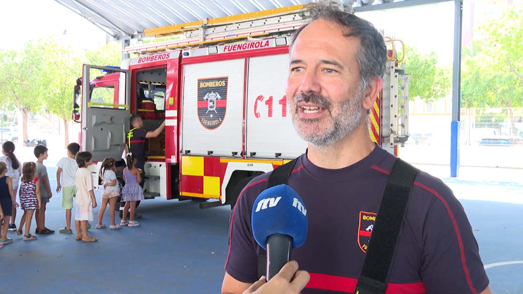 Lee más sobre el artículo Alumnos de la Escuela Municipal de Verano conocen el trabajo de los bomberos