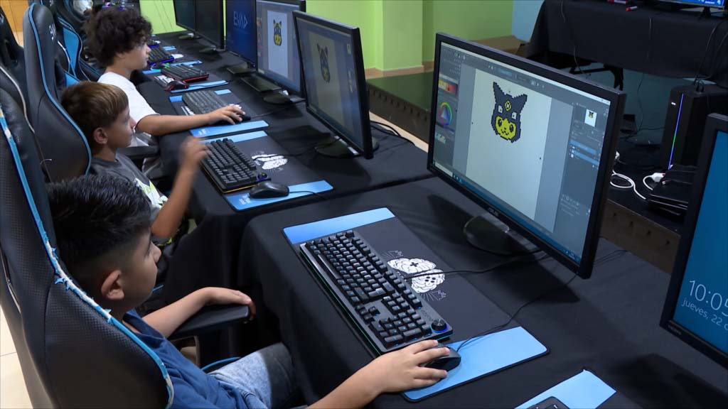 Lee más sobre el artículo Jóvenes aprenden programación y diseño gráfico con la Concejalía de Juventud