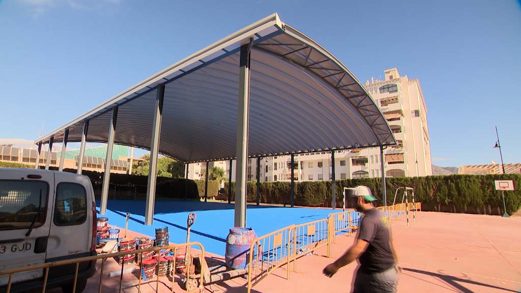 Lee más sobre el artículo El Ayuntamiento renueva el pavimento de las pistas deportivas del Colegio Sohail