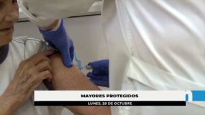 70 mayores reciben la vacuna contra la gripe, la covid y el neumococo en Puebla Lucía