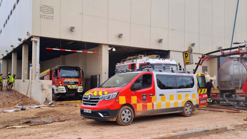 Lee más sobre el artículo Bomberos de Fuengirola trabajan en zonas afectadas por la DANA