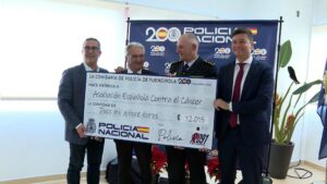 Policía Nacional entrega a la AECC los más de 12.000 euros recaudados en  la carrera solidaria