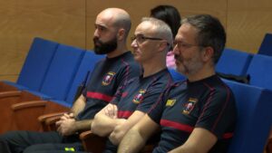 La alcaldesa lee una moción institucional de reconocimiento a los bomberos que ayudaron a las víctimas de la Dana en Valencia