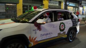 Los mayores visitan la iluminación navideña en taxi