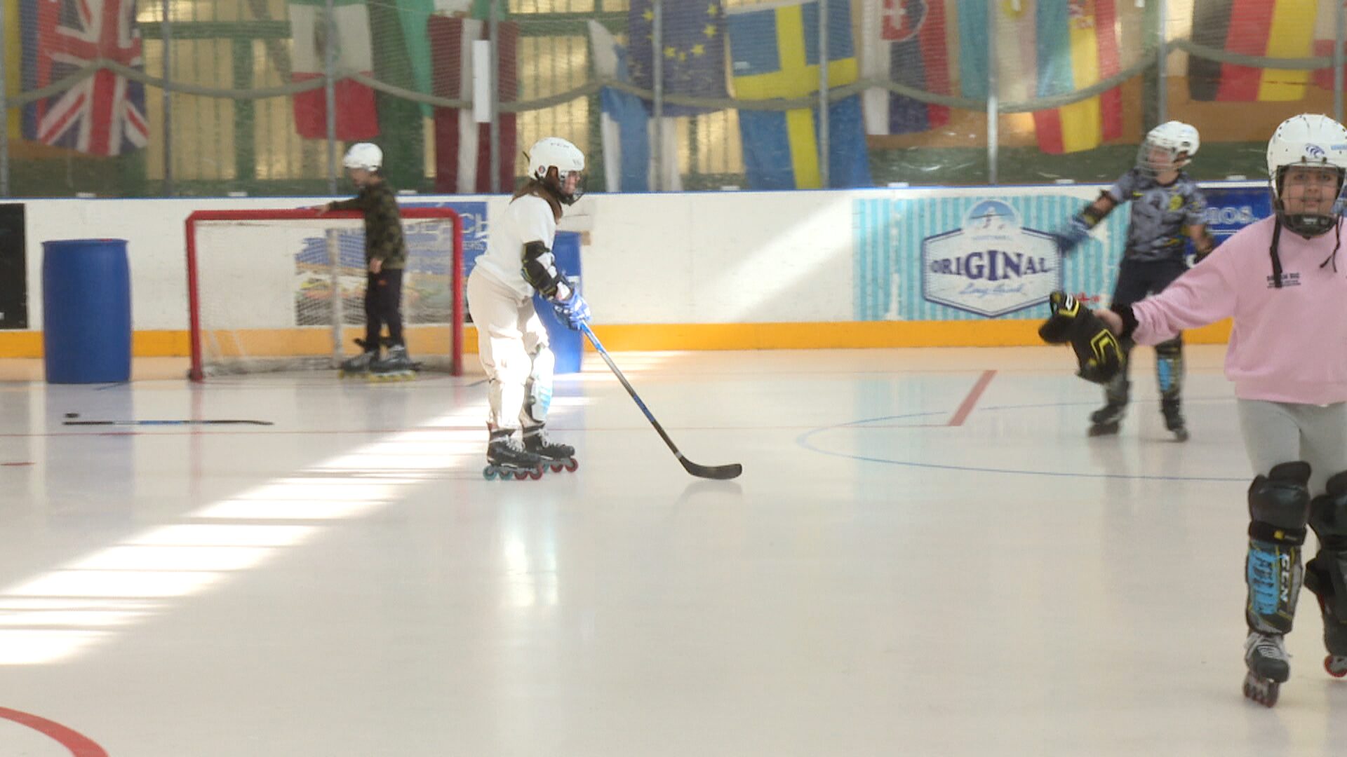 Lee más sobre el artículo Los alumnos del Colegio Andalucía practican hockey en línea con el club Fuengirola Lions
