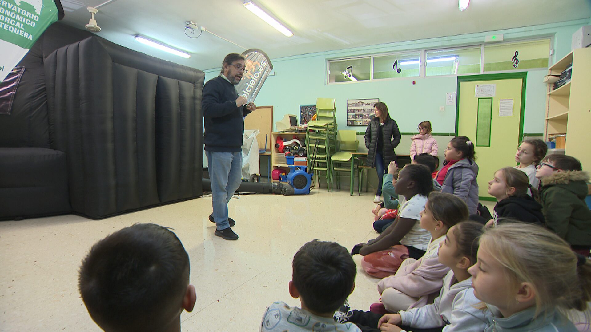 Lee más sobre el artículo Los alumnos del Colegio Cervantes disfrutan de la visión del espacio desde un planetario sin salir de clase