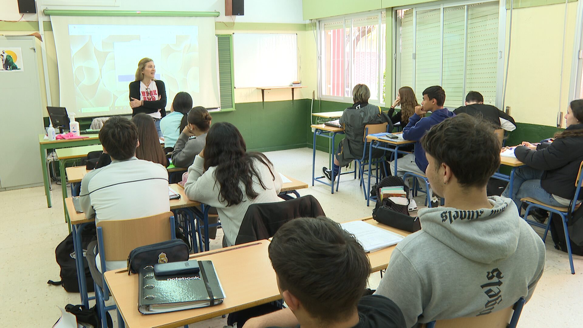 Lee más sobre el artículo El IES Ramón y Cajal gana uno de los premios “La bandera en tu mirada” con el dibujo del alumno Emil Valdez