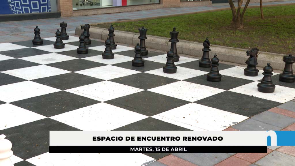 Lee más sobre el artículo Un tablero gigante de ajedrez junto a la antigua oficina de turismo