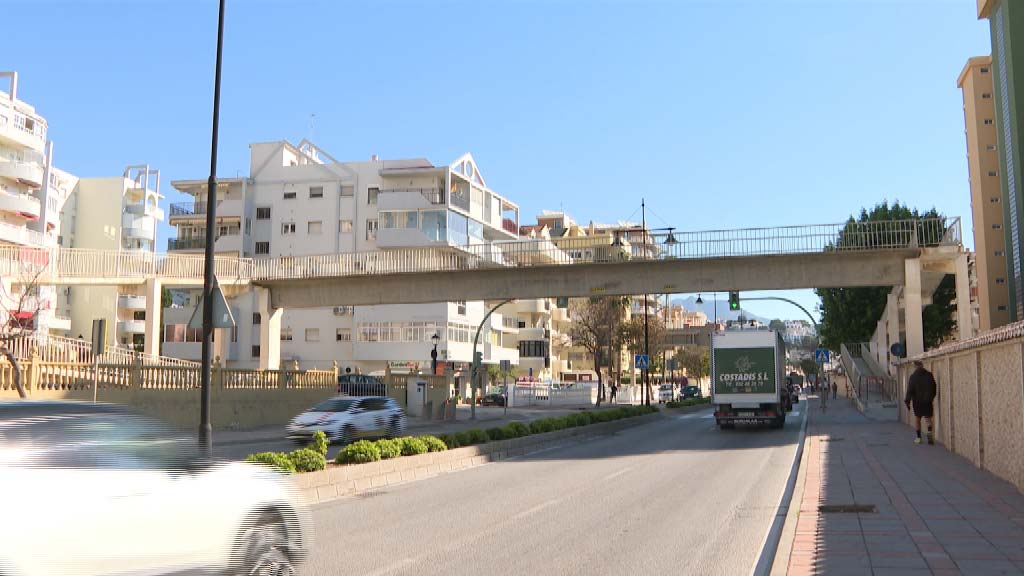 Lee más sobre el artículo El Ayuntamiento demolerá la antigua pasarela de la Avenida de las Gaviotas