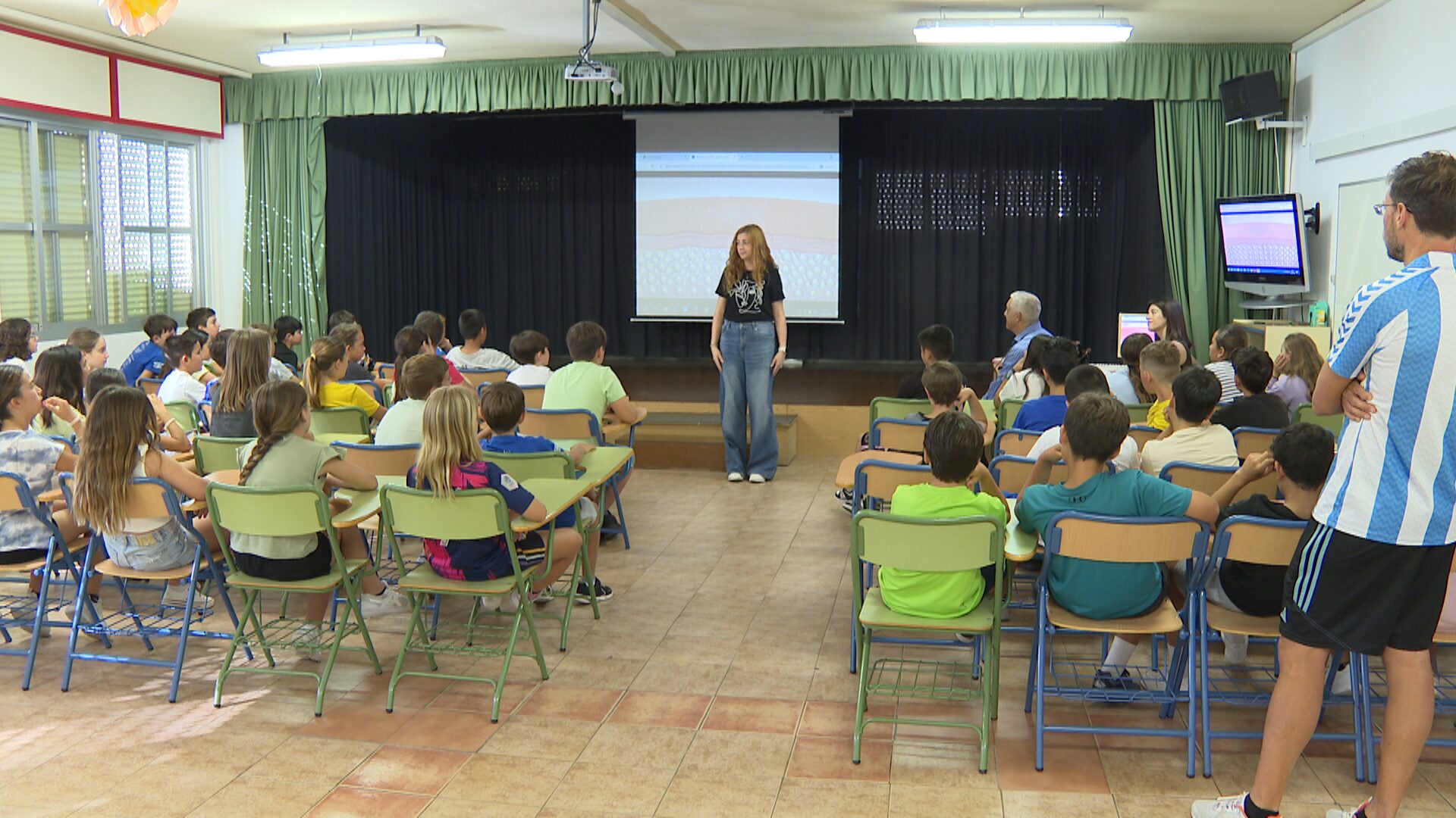 Lee más sobre el artículo Los alumnos del Colegio Valdelecrín reciben un taller de la AECC sobre protección solar