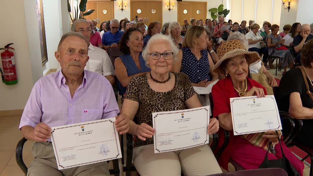 Lee más sobre el artículo Un centenar de mayores reciben sus diplomas tras concluir los talleres de Tercera Edad