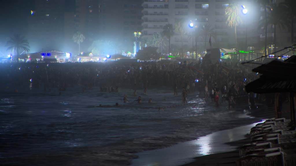Lee más sobre el artículo Miles de fuengiroleños celebran San Juan en las playas