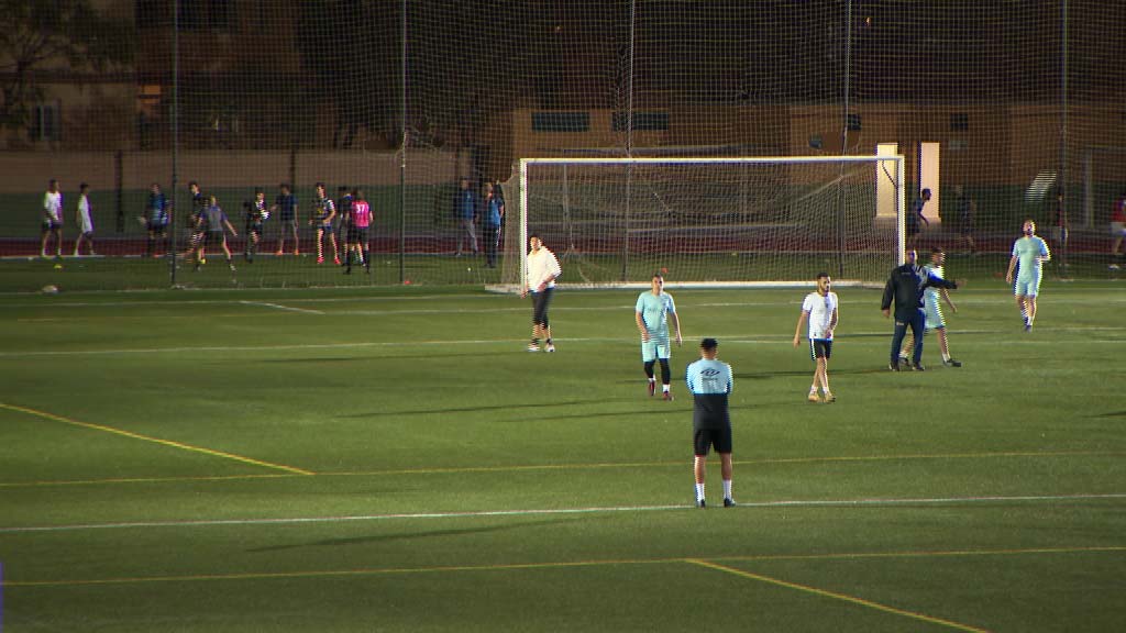 Lee más sobre el artículo El Ayuntamiento la iluminación del campo de fútbol y la pista de atletismo del Complejo Elola