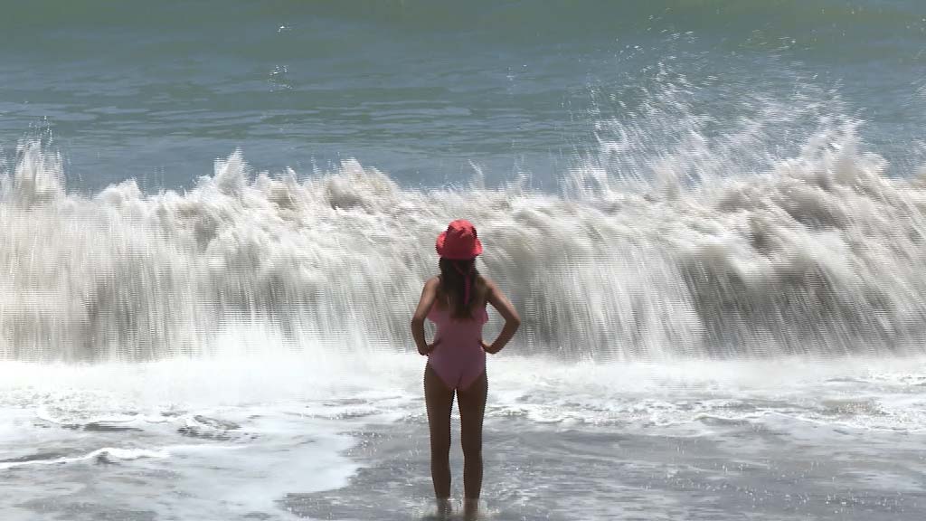 Lee más sobre el artículo Policía Local denuncia a un bañista que se negó a salir del agua con bandera roja