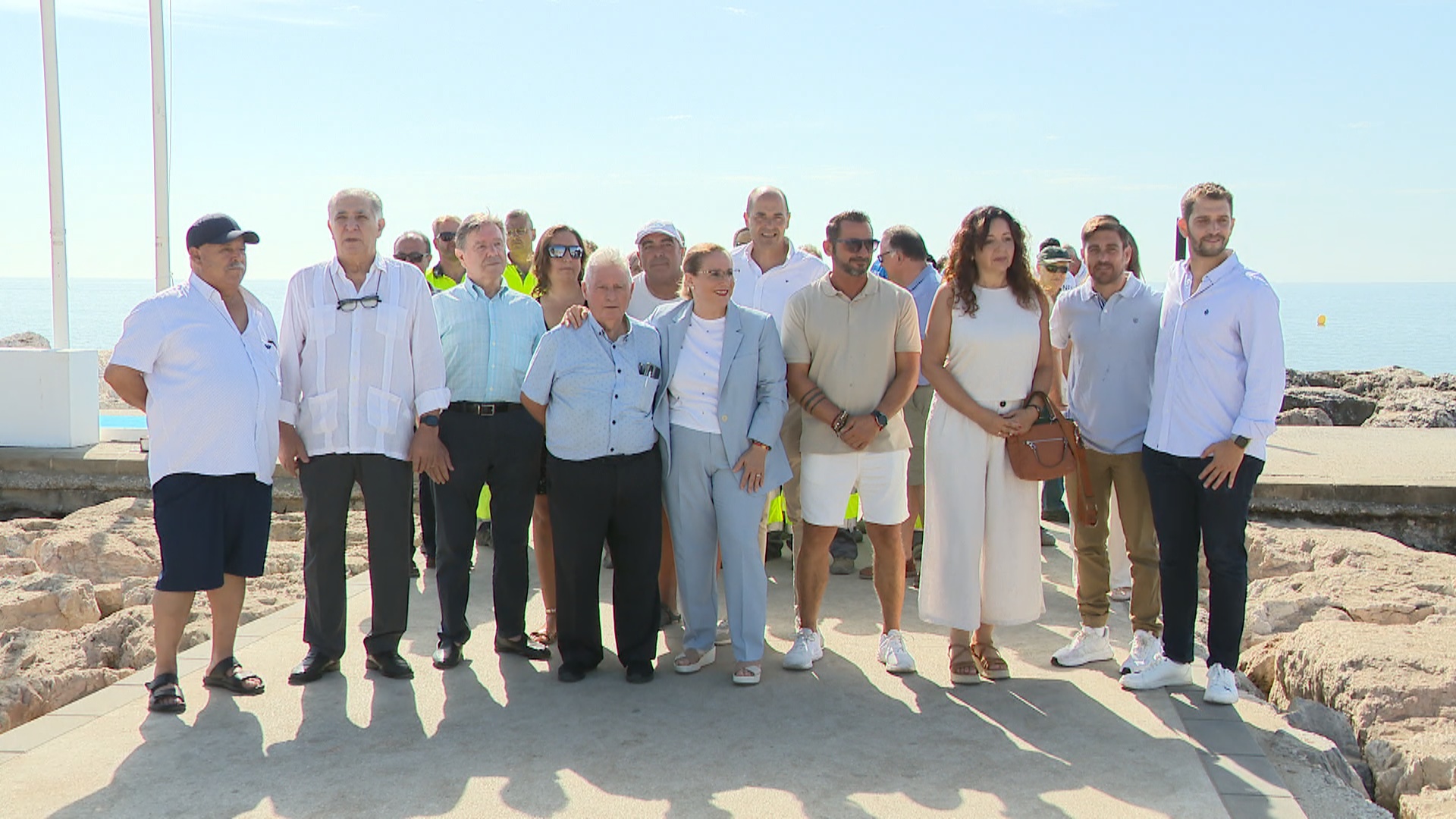 Lee más sobre el artículo La alcaldesa iza las banderas que acreditan la excelencia de nuestro litoral