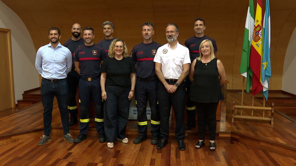 Lee más sobre el artículo La alcaldesa recibe a los bomberos que participaron en la extinción de incendios en Orense