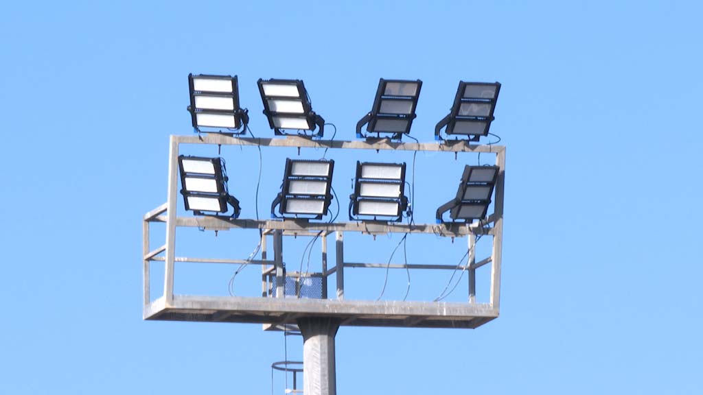 Lee más sobre el artículo El Ayuntamiento renueva la iluminación del campo de fútbol y la pista de atletismo del Elola