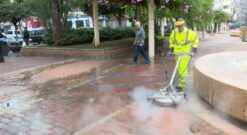 Continúa el plan de limpieza de manchas persistentes en la vía pública
