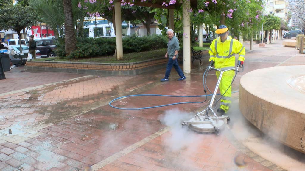 Lee más sobre el artículo Continúa el plan de limpieza de manchas persistentes en la vía pública