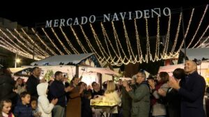 La alcaldesa inaugura el Mercado Navideño en la Plaza de la Constitución