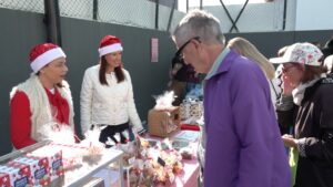 El Colegio finlandés fuengiroleño organiza un mercadillo navideño con la ayuda de las familias del centro