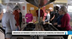 La alcaldesa visita los cursos de Operaciones Básicas de Cocina y de Camarero
