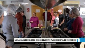 La alcaldesa visita los cursos de Operaciones Básicas de Cocina y de Camarero