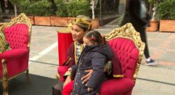 La Plaza de los Reyes Católicos acoge la recepción de los pajes reales