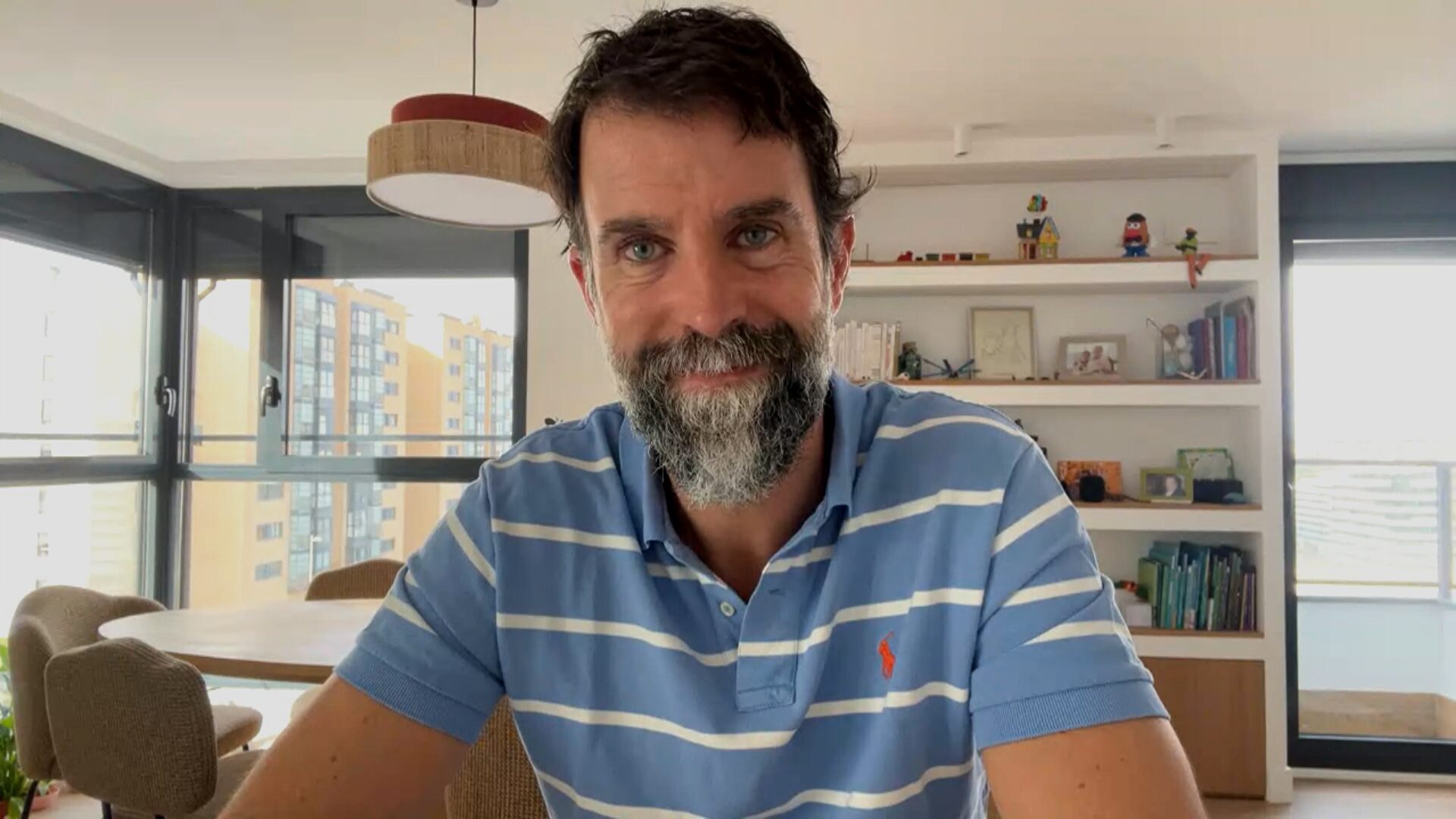 Lee más sobre el artículo Rafael Guerrero, psicoterapeuta, autor de “Trauma: niños traumatizados, adultos con problemas nos habla sobre el acoso escolar