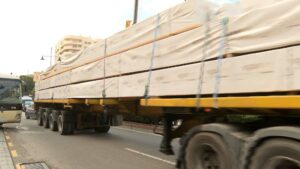 Llegan las vigas de madera que formarán parte de la estructura del nuevo Mercacentro